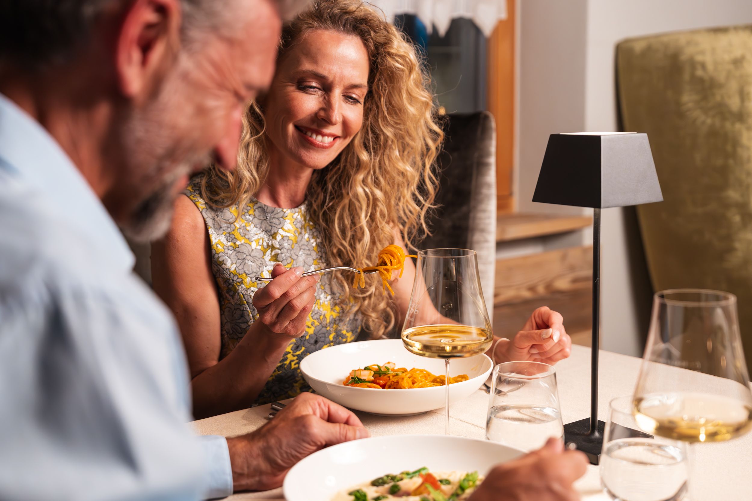 Südtirol Hasenegg Abendessen Pärchen Web 13